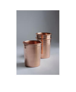 Vaso de cobre moderno con atractivo atemporal y contornos suaves hechos para seguidores de Ayurveda o hogares naturales - Product Image 5