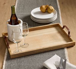 Plateau de service en bois naturel de luxe en gros pour hôtels, avec élégantes poignées en cuir marron et grain de bois artisanal - Product Image 1