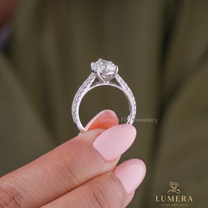 Bague de fiançailles pour femme avec diamant taille poire, halo et pierres latérales, style romantique, certifiée IGI - Product Image 1