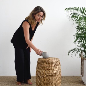 Taburete Redondo de Jacinto de Agua Tejido a Mano, Estilo Boho, Dos Tonos, Cojín Negro Natural, Otomana de Mimbre Natural Estilo Boho por KingCraftViet - Product Image 5