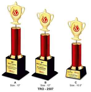 Trophée de récompense en forme de coupe avec finition dorée et base solide pour la reconnaissance des ventes et les réalisations d'entreprise - Product Image 1