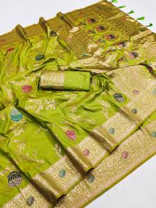 Collection de saris en soie Banarasi de luxe avec pallu contrastant et pompons - Product Image 2