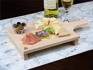 Planche à découper ronde en cyprès japonais (Hinoki) écologique et antibactérienne Kodai avec poignée pour la cuisine - Product Image 4
