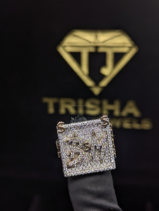 Bague Alphabet Personnalisée en Argent Sterling 925 avec Diamant Moissanite VVS, Bijoux de Luxe Personnalisés par Trisha Jewels - Product Image 1