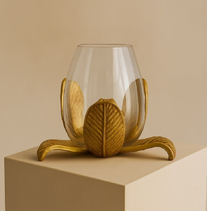 Base en feuille d'or sculptée qui contient un verre en forme de bougie pour un look intemporel et organique. Disponible aux prix de gros. - Product Image 1