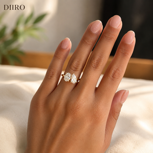 Anillo de Compromiso de Plata Chapado en Oro para Mujer con Moissanita de Corte Pera/Ovalado y Engaste de Garras, Diseño Toi Et Moi - Product Image 5