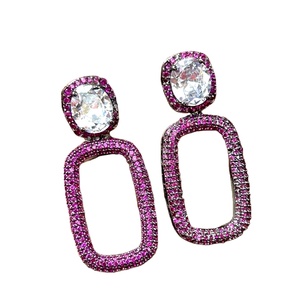 Lady Fashion Lab Boucles d'oreilles longues avec pierres de zircon rubis Forme rectangulaire Bijoux en cristal vintage Diamant Pierre principale - Product Image 1