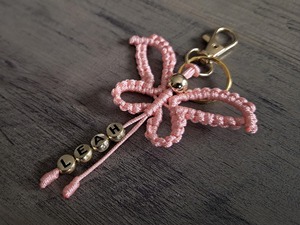 Lindo llavero de macramé con forma de mariposa verde, objeto decorativo adecuado para mujeres, niñas y para regalo, venta al por mayor desde India. - Product Image 4