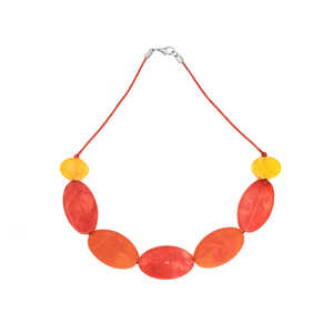 Collier élégant en résine perlée, bijoux faits à la main pour femmes avec des couleurs vives, accessoire parfait pour les occasions décontractées et festives - Product Image 1
