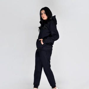 ชุดวอร์มผู้หญิงคุณภาพดีที่สุด สีดำ เสื้อผ้าฤดูหนาวน้ำหนักเบา สวมใส่สบายและมีสไตล์ ให้ความอบอุ่นและสบายตัว ผลิตจากผ้า 100% - Product Image 4