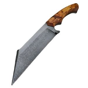 Couteau de chasse et de camping artisanal en acier Damas avec manche en bois, personnalisable OEM, incluant une fourreau en cuir de buffle - Product Image 1