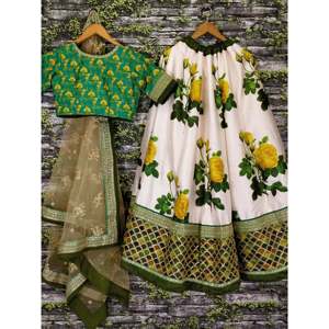 Vestido de novia de seda con estampado floral de rosas en tonos blanco y amarillo, estilo lehenga choli - Product Image 5