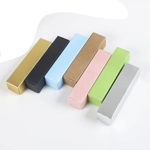 Caja de Embalaje Personalizada de Papel Kraft Reciclable y Cartón Blanco con Laminado Mate, Impresión en Relieve y Cierre Magnético - Product Image 1