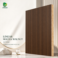 Panneau OSB décoratif Jinbase 18 mm en mélaminé noyer moka, panneau OSB à fibres orientées E0 1220x2440 mm pour l'ameublement de luxe