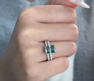 Anillo de Compromiso con Moissanita Chapado en Oro 925 de 3.5 Quilates, Corte Radiante Verde, Halo Oculto, Media Eternidad, para Mujer, Certificado IGI - Product Image 4
