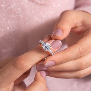 Bague de fiançailles de luxe en or massif avec diamant de laboratoire rond brillant et trois pierres latérales baguette coniques, certifiée IGI - Product Image 5