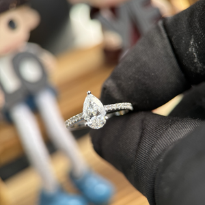 แหวนหมั้นทองคำขาว 14K ประดับเพชรเม็ดเดี่ยวทรงเหลี่ยมมรกต 1.15 กะรัต เพชรเพาะเลี้ยงสี E ความสะอาด VVS2 รับรองโดย IGI พร้อมแหวนข้างทรงบาแกตต์ - Product Image 1