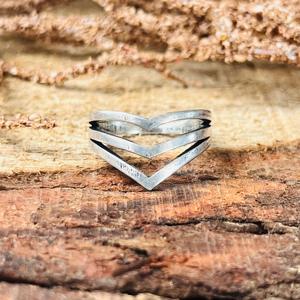 Anillo Boho de Latón con Triple Chevron en Forma de V, Plateado, Joyería Unisex al por Mayor - Product Image 1