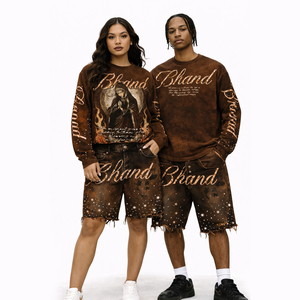 ชุดสตรีทแวร์วินเทจสีน้ำตาลฟอกยีนส์แบบคัสตอมสำหรับผู้ชายและผู้หญิง เสื้อสเวตเชิ้ตโอเวอร์ไซส์ กางเกงขาสั้น ชุดลำลองพิมพ์ลายกราฟิก ชุดแทรคสูทแบบยูนิเซ็กซ์ - Product Image 1