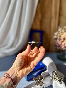 Anneau de serviette en forme de rose, finition argentée, parfait pour une mise en scène élégante de la table et la décoration de la salle à manger, fabriqué à la main en Inde. - Product Image 3