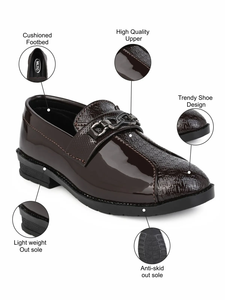 Mocassins à chaîne en cuir verni marron foncé de qualité supérieure pour garçons – Chaussures élégantes et confortables pour occasions formelles - Product Image 1