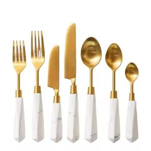 Elegante Juego de Cubiertos de Lujo en Latón Dorado con Mango de Mármol Blanco, Utensilios de Mesa Premium para Bodas y Restaurantes - Product Image 1