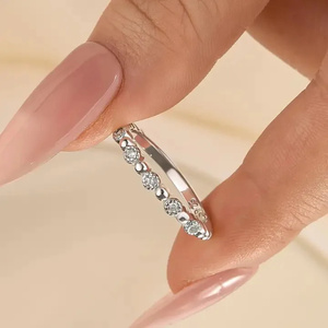 Anillo de Boda Clásico de Corte Redondo con Diamante Moissanite 925 para Mujer en Plata de Ley con Baño de Oro Blanco - Product Image 6