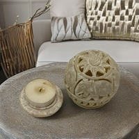 Porte-bougie artisanal en marbre filigrané avec motifs religieux d'anges, d'animaux et de cœurs, accent décoratif