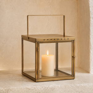 Farol de vela clásico de metal negro diseñado con una silueta rectangular alta, paneles de vidrio transparente y un refinado asa dorada. - Product Image 5