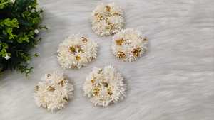 Gajra artisanal de fleurs de jasmin blanc avec clochettes dorées, idéal pour les mariages, les fêtes et l'intérieur – Confortable et décoratif - Product Image 2
