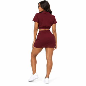 Ensemble de luxe solide pour femme : Polo court et mini-jupe, survêtement athleisure sportif avec logo personnalisé, en coton French Terry bordeaux, vente en gros - Product Image 2