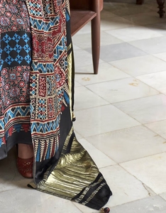 Sari en soie mélangée noir à imprimé numérique pour femme KV, avec chemisier non cousu, réversible et infroissable, idéal pour les occasions de mariage - Product Image 2