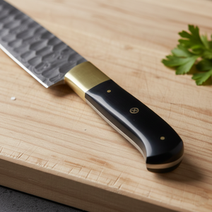 Cuchillo de Chef Ambidiestro de Acero de Damasco Premium de 8 Pulgadas, Extra Afilado, con Patrón Martillado en Espiral, Personalizable OEM, Mango de Cuerno para Chefs Caseros - Product Image 3