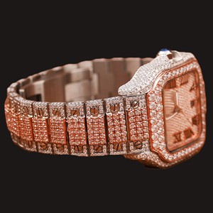 Montre pour homme bicolore style hip-hop avec boîtier carré, cadran à chiffres romains, fonction date automatique, entièrement sertie de moissanite et de diamants ronds - Product Image 4