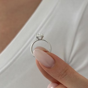 Bague de fiançailles en or blanc 18 carats avec diamant de laboratoire taille poire de 2 carats, certifié IGI, sertissage bas, halo caché, forme goutte d'eau, design unique - Product Image 2