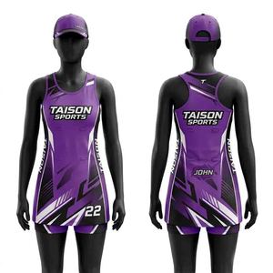 ชุดนักกีฬาเน็ตบอลชาย ผ้าโพลีเอสเตอร์พรีเมียม 180 GSM ระบายอากาศได้ดี กางเกงขาสั้น สีขาวดำ พร้อมโลโก้แบบรีดร้อน แผงหลังแบบ Racerback - Product Image 1