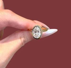 Bague de fiançailles, de mariage ou de promesse en or jaune 14 carats, sertie d'un diamant ovale de 2 carats cultivé en laboratoire, tendance, très demandée, cadeau pour femme. - Product Image 1