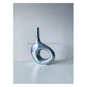 Jarrón de aluminio Premium de diseño martillado para lujosos arreglos florales y piezas de decoración interior llamativas de Azora Industries - Product Image 2