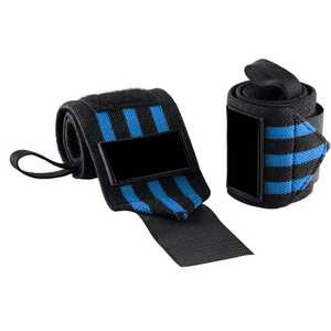 Las muñequeras resistentes y flexibles para levantamiento de pesas ayudan a mantener los muñecos firmes durante los exigentes ejercicios de fuerza en el gimnasio. - Product Image 4