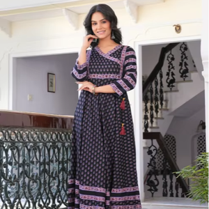 Kurta Anarkali Negra de Rayón con Estampado Floral para Mujer, con Cuello Angrakha y Mangas Tres Cuartos, Diseñada para Vestimenta Étnica Global - Product Image 1
