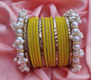 Bracelets en velours violet avec perles et accents dorés, ensemble de bijoux pour femmes - Product Image 6
