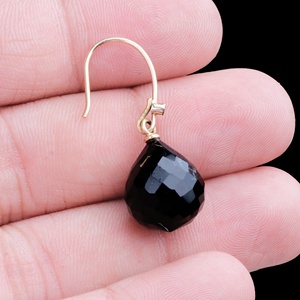 Vente en gros de boucles d'oreilles pendantes en or jaune massif 18 carats avec onyx noir facetté naturel, bijoux fins, Memoria Jewels - Product Image 6