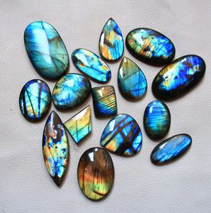 Venta al por mayor de labradorita natural personalizada de alta calidad, gema suelta con cambio de color multi-flash, cabujón ovalado y corte de pera para fabricación de joyas. - Product Image 3