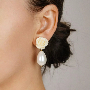 Pendientes florales de novia con clip de rosas, pendientes grandes con perlas colgantes, accesorios elegantes para boda, para orejas sin perforar - Product Image 1