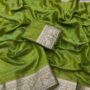 Sari Tradicional Indio de Seda Verde Oliva con Borde Dorado Intenso - Product Image 2