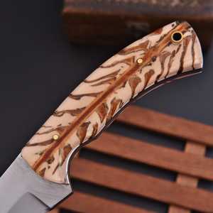 Couteau de chasse à pointe fixe en acier inoxydable forgé à la main, lame droite tranchante, manche en forme de cône de pin, étui en cuir, personnalisable OEM - Product Image 3