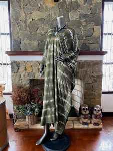 Robe longue kaftan en rayonne tie-dye vert olive, col en V, style bohème, taille unique - Product Image 3