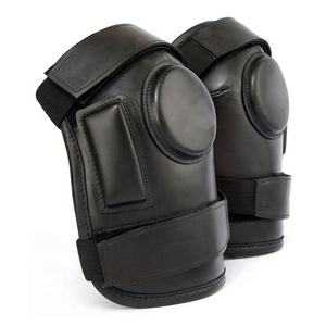 Protège-genoux pour hommes, fait sur mesure, de haute qualité, ajustables, couleur noire, meilleure protection, avec ceintures en cuir - Product Image 1