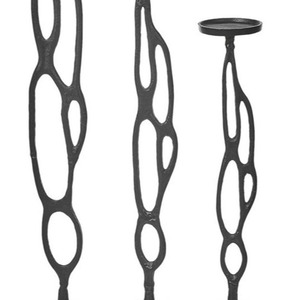 Ensemble de porte-bougies en métal noir mat avec des motifs ajourés organiques sur les tiges, en trois hauteurs dégradées, pour la décoration de la maison - Product Image 3