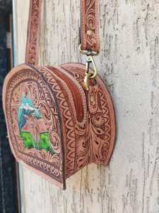 Bolso Bandolera de Cuero Genuino para Mujer con Bordado Artístico de Paisajes, Estilo Bohemio, Cierre de Cremallera, Correa Única, Uso Diario - Product Image 4